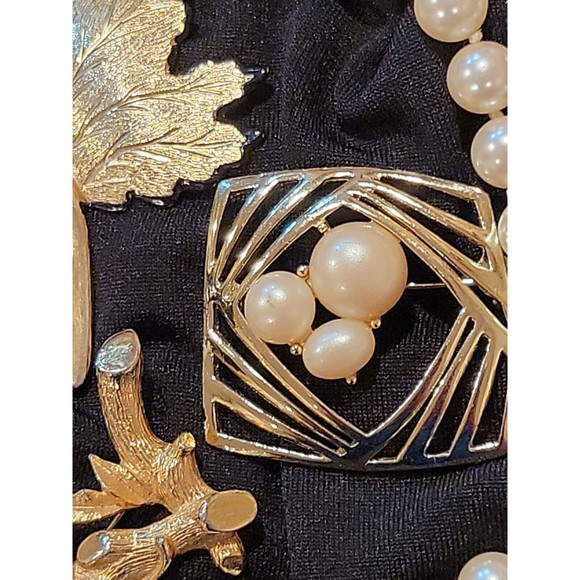 Vintage Mid Century Gold Tone Brooch Pin Collection Faux Pearl Necklace Lot 5 - Picture 2 of 12